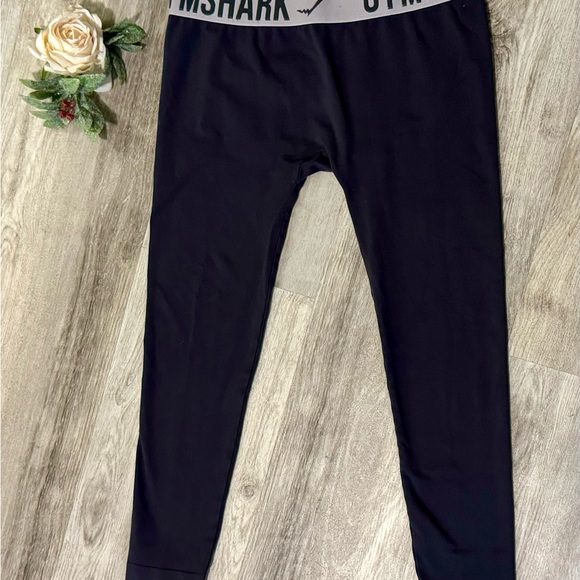 GYMSHARK BUNDLE 🦈- Sports Bra and 2 Pairs of Leggings - Picture 7 of 10